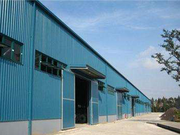 倉(cāng)庫(kù)門口